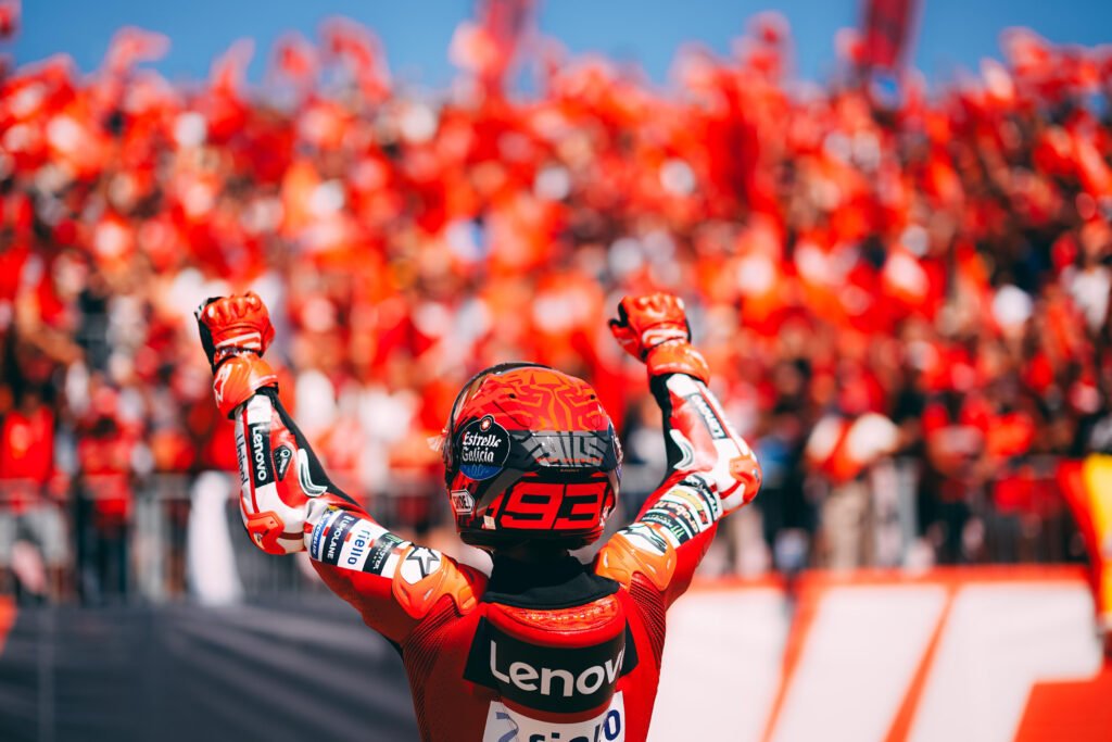 Marc Márquez: victoria en el calor de Aragón 3 Marc Marquez celebra con su público el dominio absoluto en Aragon