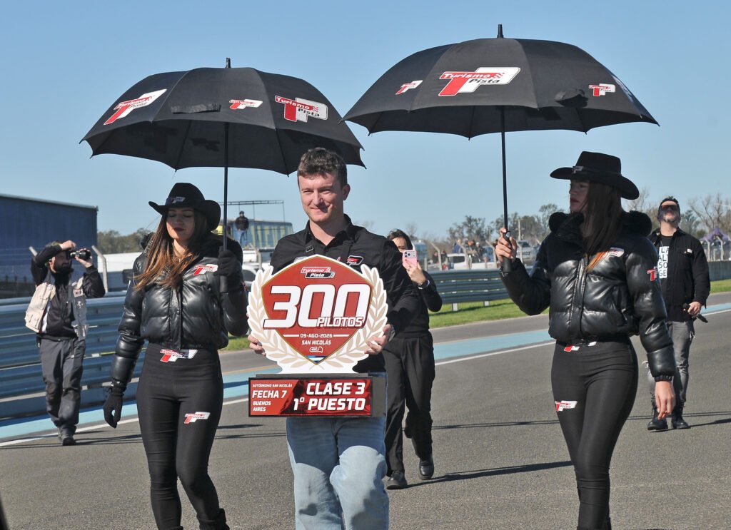 Elegancia, glamour y adrenalina: El show exclusivo que rodeó a la Carrera de los 300 Pilotos en San Nicolás 3 CEREMONIA FINAL 300 PILOTOS TURISMO PISTA 6.JPG