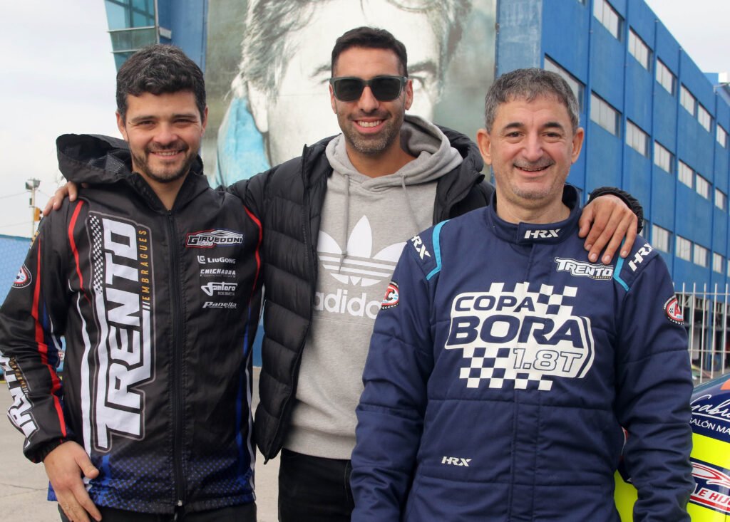 Cristian Raymondi con amigos en el debut de la Copa Bora