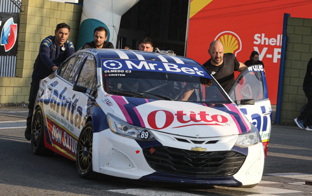 Jeremias Olmedo con el Chevrolet de la Clase 3 del TN APAT