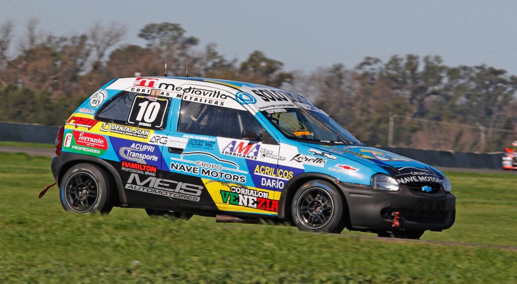 De periodista a piloto: Federico Coppari vive su sueño en San Nicolás 3 Federico Coppari durante las pruebas del Turismo Pista