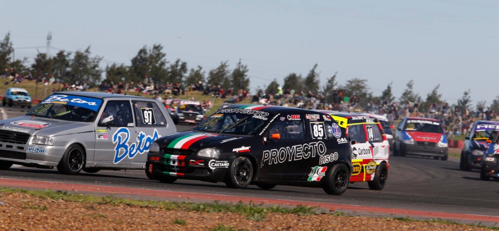 Diego Ciantini: "No estoy como quisiera, pero ya trabajo en mi 2027" 2 Diego Ciantini con el auto de Clase 1 del Turismo Pista