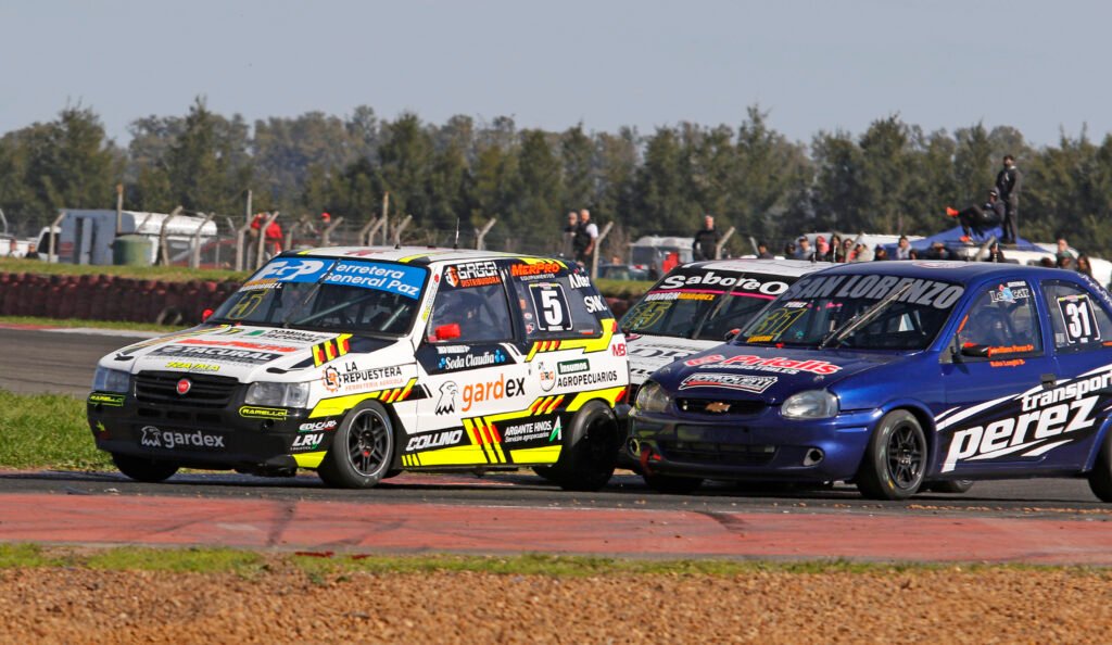 Clase 1 del Turismo Pista: Pérez se impuso en la final de Titulares y Gonzalez en la de Invitados San Nicolas 3 La dupla Rodríguez - Gonzalez, ganadores de la final de Invitados de la Clase 1 del Turismo Pista