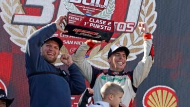 Clase 2 del Turismo Pista: Gajate y Quaglia fueron los ganadores en San Nicolás. 6 El festejo en el podio de la Clase 2 del Turismo Pista