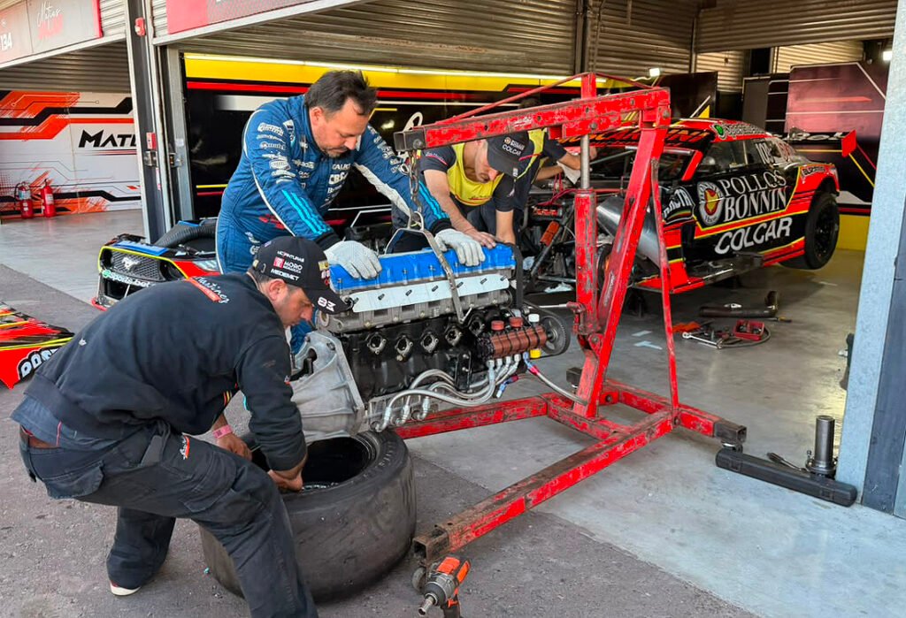 El cambio de motor en el auto de Moscardini