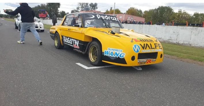 Gran Turismo Metropolitano: Entre la incertidumbre y la hegemonía 3 Jorge Panella con su Falcon amarillo en la grilla del Gran Turismo Metropolitano