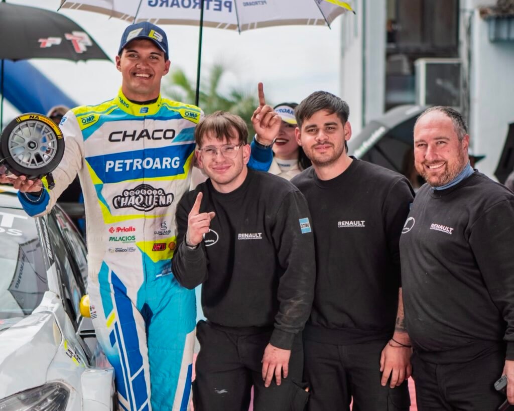 Lucas Bodhanowicz celebra la pole en Termas