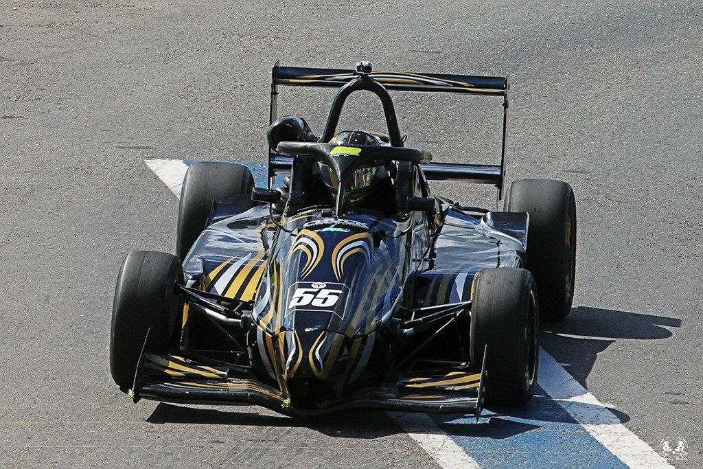 Karim Fara imparable en el sábado de la Fórmula 4 NG 2 Chuck fue el segundo detrás de Karim Faraen la F4 NG