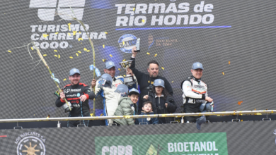 Mario Valle celebra en el podio la victoria en el Tur Carr 2000