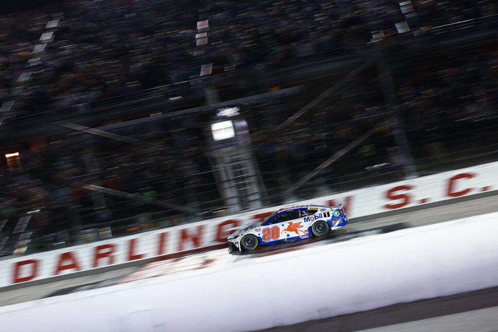 Christopher Bell se llevó la victoria en Darlington