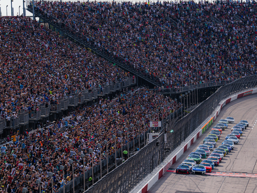 La NACAR Cup larga en Darlington frente a un impactante marco de público