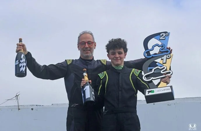 Karim y Malek Fara en el podio de la segunda final de la F4 NG