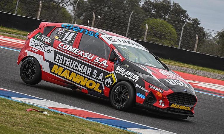 Hermida y Canapino no se dan respiro en la Clase 3 del Turismo Pista 4 Pezzucchi marcha detrás de Hermida y Canapino en el torneo de la Clase 3 del Turismo Pista