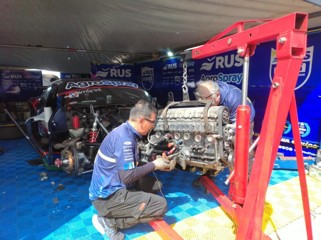 Los trabajos en el auto de Biagi luego de la serie del TC Pista en San Luis