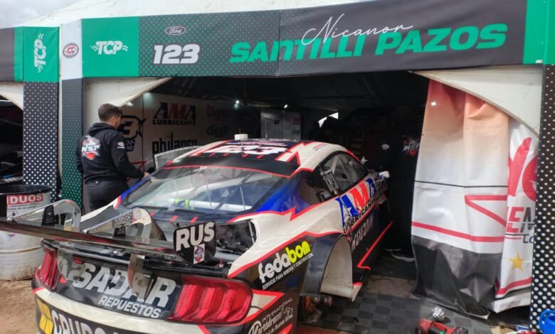 Los trabajos en el auto de Santilli Pazos luego de la serie del TC Pista en San Luis