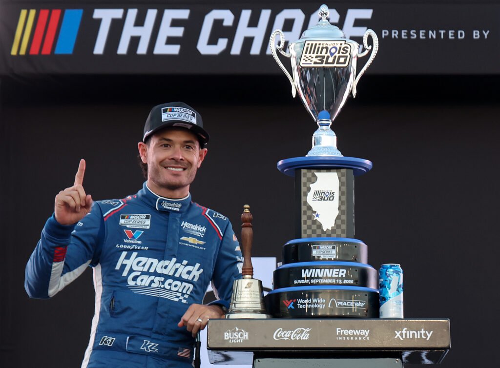 NASCAR Cup: Kyle Larson volvió al triunfo en Gateway luego de 51 carreras 5 Kyle Larson celebra junto a la copa en Gateway