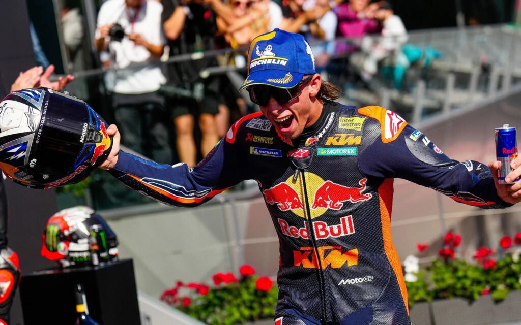 Pedro Acosta ganó por primera vez en MotoGP en Austria 4 El festejo de Pedro Acosta tras su victoria en el MotoGP en Austria