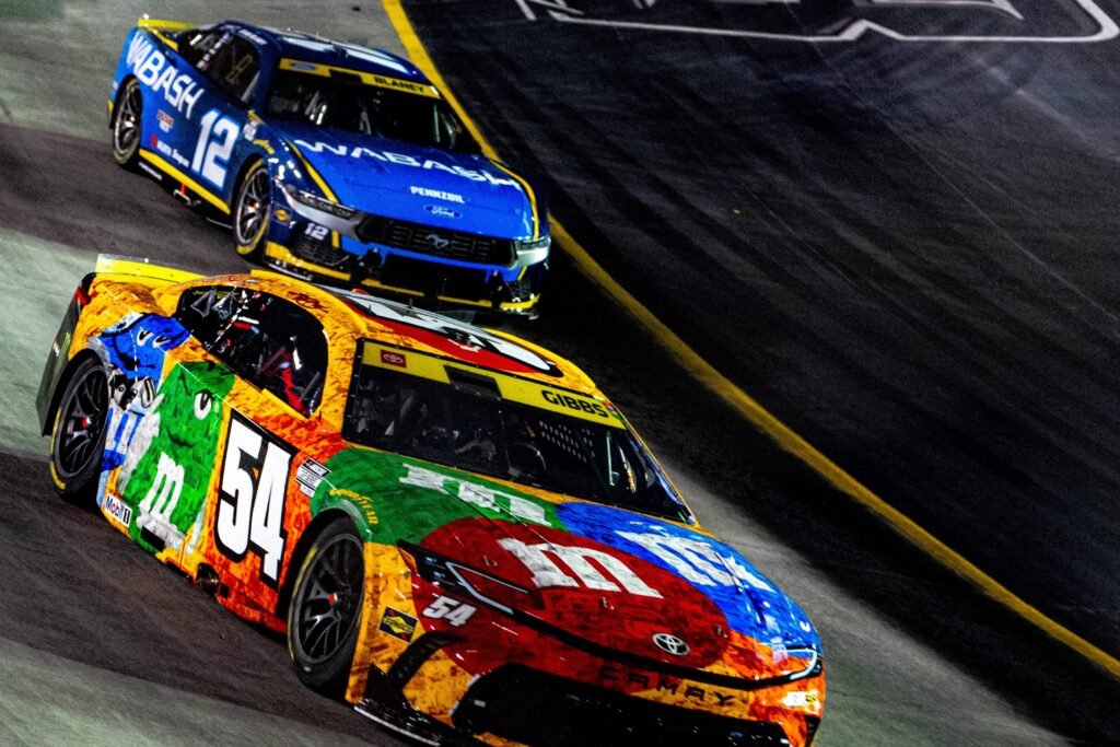 NASCAR en Bristol: Joey Logano se quedó con el triunfo en una noche llena de acción 3 Ty Gibbs usó el esquema de Kyle Busch a modo de homenaje en la carrera de NASCAR en Bristol