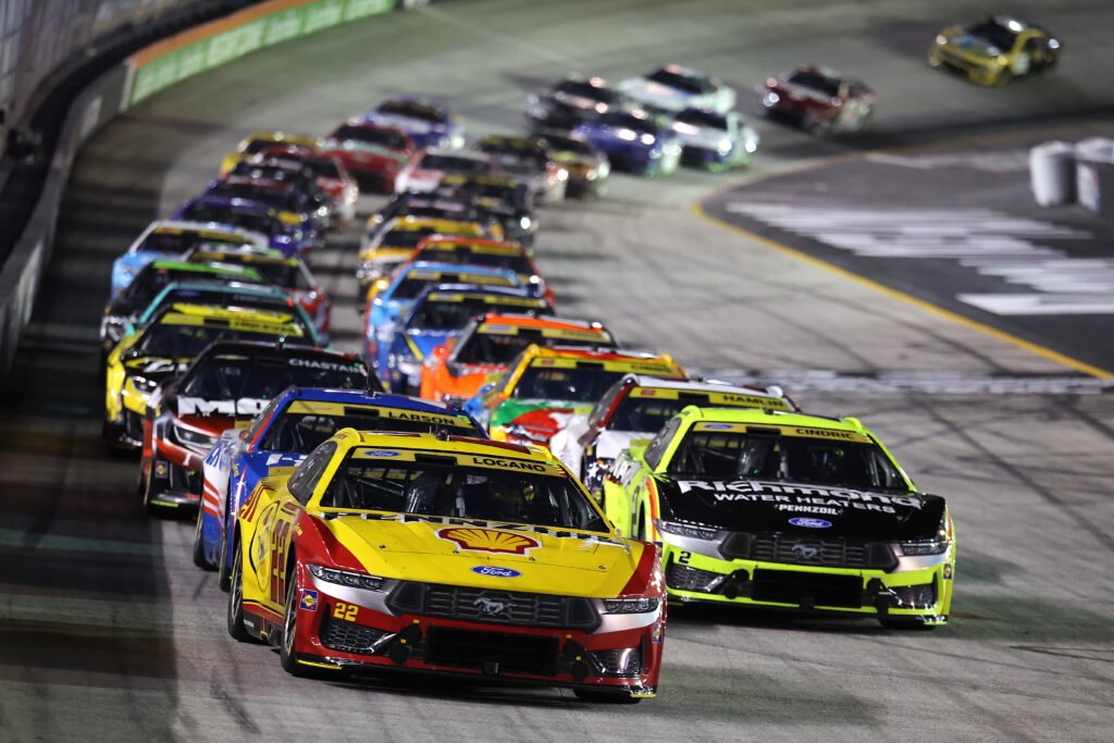 NASCAR en Bristol: Joey Logano se quedó con el triunfo en una noche llena de acción 2 Logano lidera el pelotón de la NASCAR en Bristol