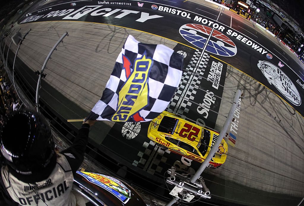 NASCAR en Bristol: Joey Logano se quedó con el triunfo en una noche llena de acción 4 Joey Logano cruza la meta de la carrera de NASCAR en Bristol