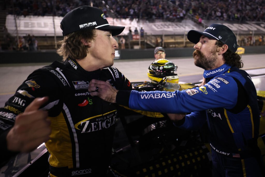 NASCAR en Bristol: Joey Logano se quedó con el triunfo en una noche llena de acción 5 El golpe de Carson Hocevar a Ryan Blaney una vez terminada la carrera de NASCAR de Bristol