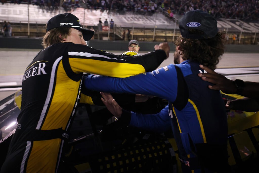 NASCAR en Bristol: Joey Logano se quedó con el triunfo en una noche llena de acción 6 El golpe de Carson Hocevar a Ryan Blaney una vez terminada la carrera de NASCAR de Bristol
