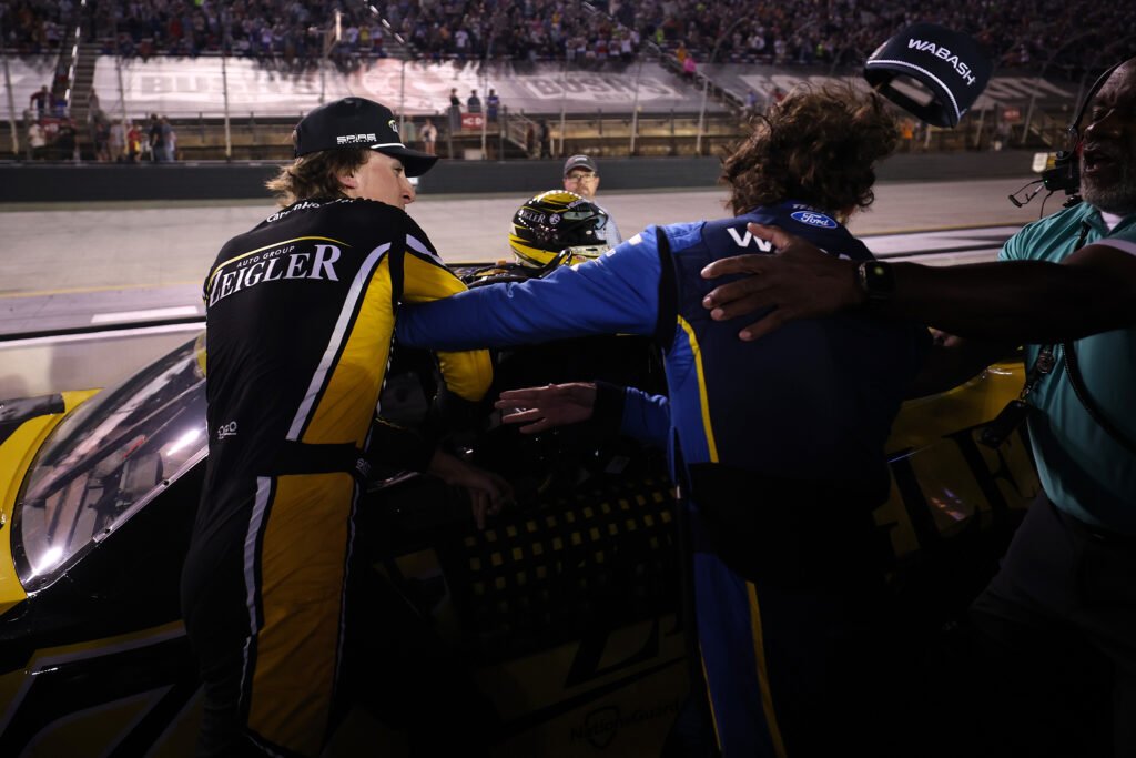 NASCAR en Bristol: Joey Logano se quedó con el triunfo en una noche llena de acción 7 El golpe de Carson Hocevar a Ryan Blaney una vez terminada la carrera de NASCAR de Bristol