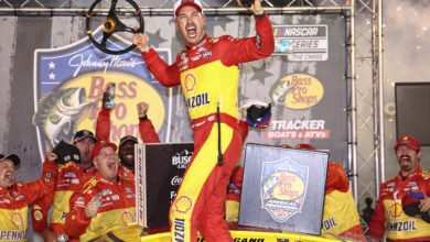 Logano celebra en el victory lane de la NASCAR en Bristol