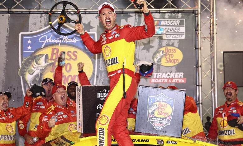 NASCAR en Bristol: Joey Logano se quedó con el triunfo en una noche llena de acción 1 Logano celebra en el victory lane de la NASCAR en Bristol
