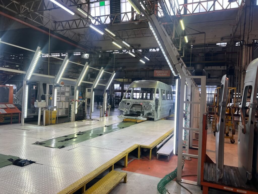 Mercedes-Benz apuesta por el automovilismo y la industria nacional 7 El interior de la planta de Mercedes-Benz de Virrey del Pino