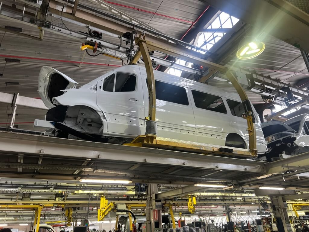 Mercedes-Benz apuesta por el automovilismo y la industria nacional 4 Una de las líneas de producción de Mercedes-Benz