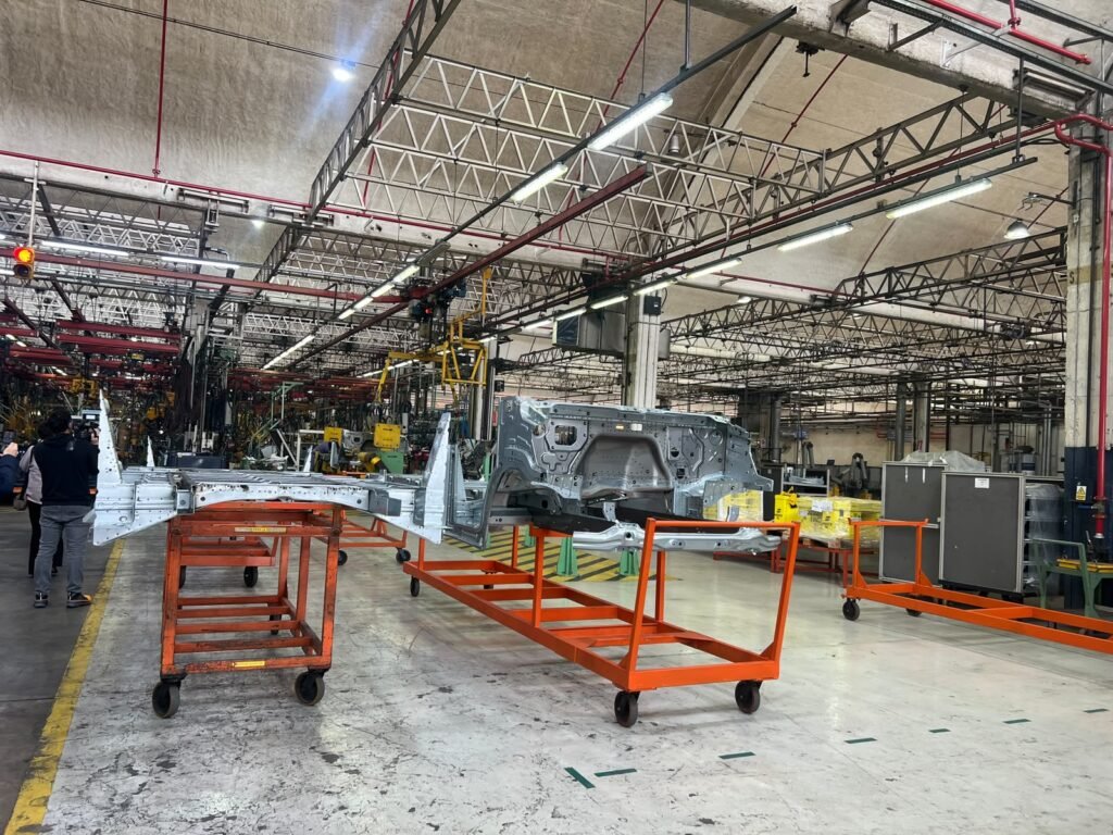 Mercedes-Benz apuesta por el automovilismo y la industria nacional 10 El interior de la planta de Mercedes-Benz de Virrey del Pino