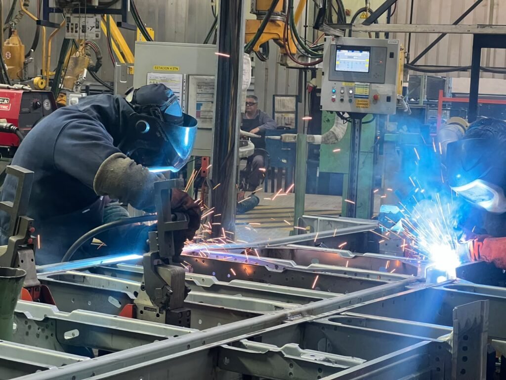 Mercedes-Benz apuesta por el automovilismo y la industria nacional 3 Un operario trabaja en la planta de Mercedes-Benz