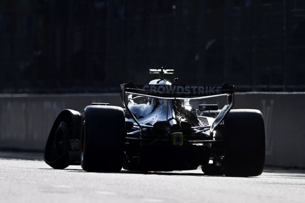 GP de Azerbaiyán: Colapinto décimo, pole de George Russell 2 Kimi Antonelli con la suspensión delantera izquierda de su Mercedes rota tras chocar en la Q1 del GP de Azerbaiyán
