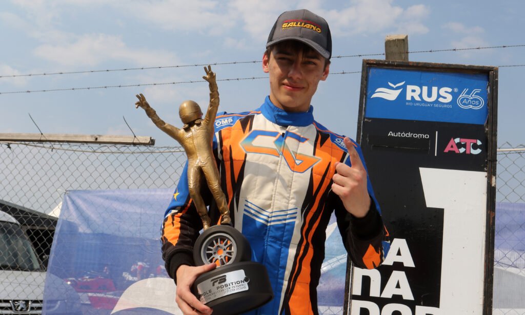 Galeano con el trofeo de la pole position de la Fórmula 3 Metropolitana