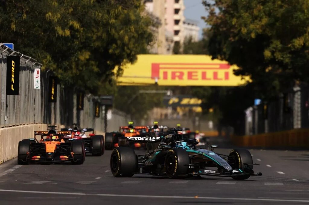 GP de Azerbaiyán: Victoria de Russell. Primer abandono del año para Colapinto 2 Las primeras vueltas de, GP de Azerbaiyan, con Russell adelante de Piastri