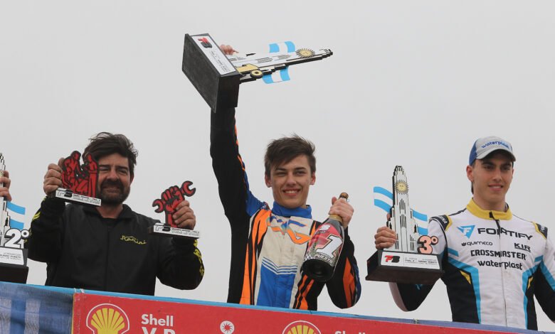Traverso y Galeano, los ganadores de la fecha 9 de la Fórmula 3 Metropolitana 1 Galeano celebra en el podio de la fecha 9 de la Fórmula 3 Metropolitana