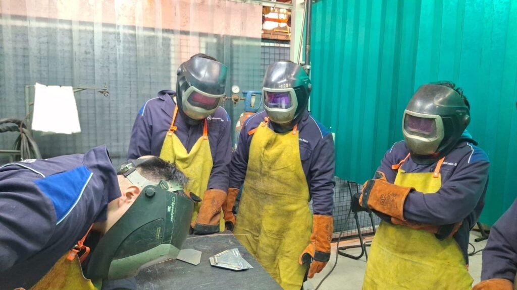 Los alumnos trabajan en la fabricación del primer monoplaza eléctrico de la UNLaM