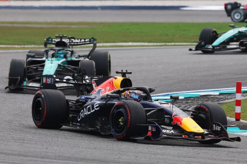 Verstappen delante de  Antonelli en el GP de Bahrein