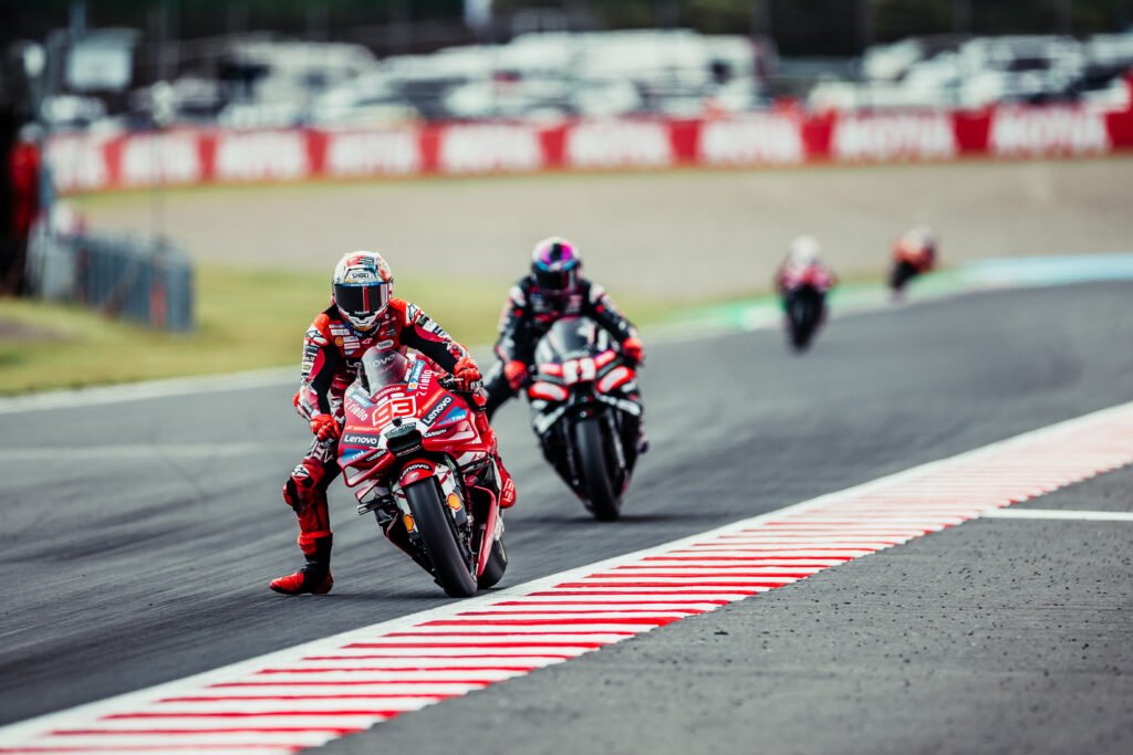 Una constante del fin de semana: la Ducati de Marc Marquez delante de Jorge Martin