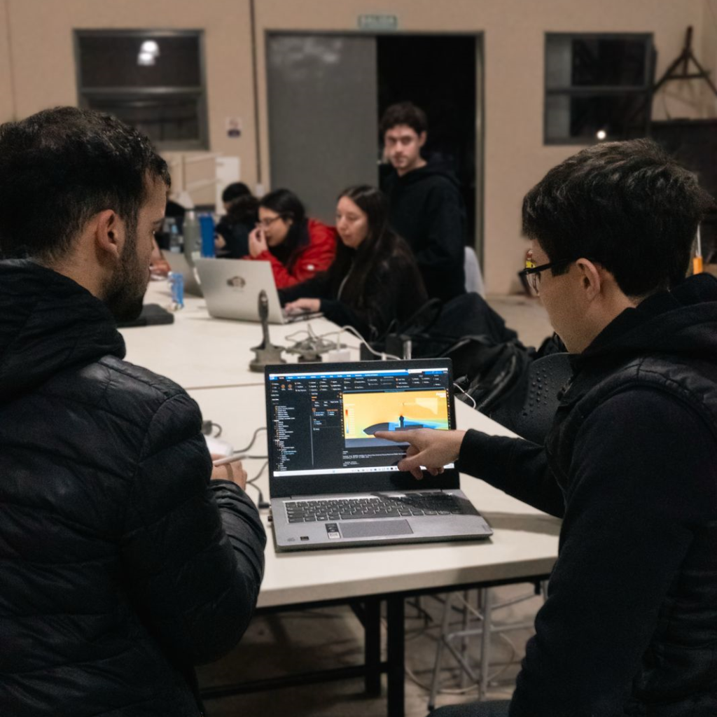 UNLAM: El grito de la sangre nueva 3 Los alumnos de la UNLaM trabajando en el proyecto