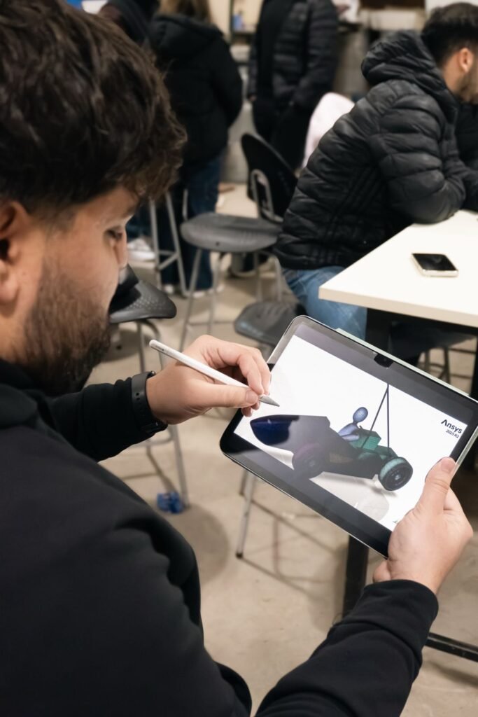 UNLAM: El grito de la sangre nueva 10 Los alumnos trabajando en el diseño del auto
