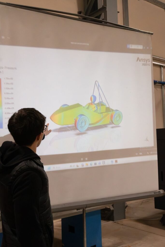 UNLAM: El grito de la sangre nueva 9 Los alumnos trabajando en el diseño del auto