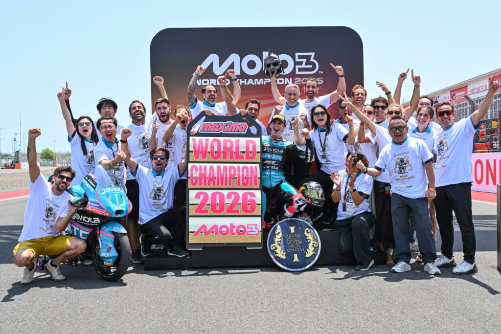 MotoGP: Bezzecchi ganó en Indonesia en un histórico 1-2-3-4 de Aprilia 4 Máximo Quiles celebra con su equipo el campeonato en el Moto3