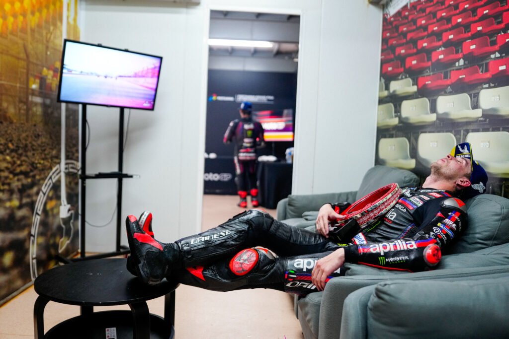 MotoGP: Bezzecchi ganó en Indonesia en un histórico 1-2-3-4 de Aprilia 3 Bezzecchi recostado reponiéndose del calor extremo de Indonesia luego del MotoGP