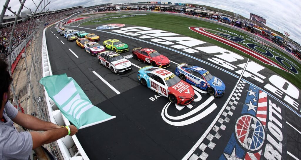 El pelotón de la NASCAR Cup avanza en el óvalo de Charlotte
