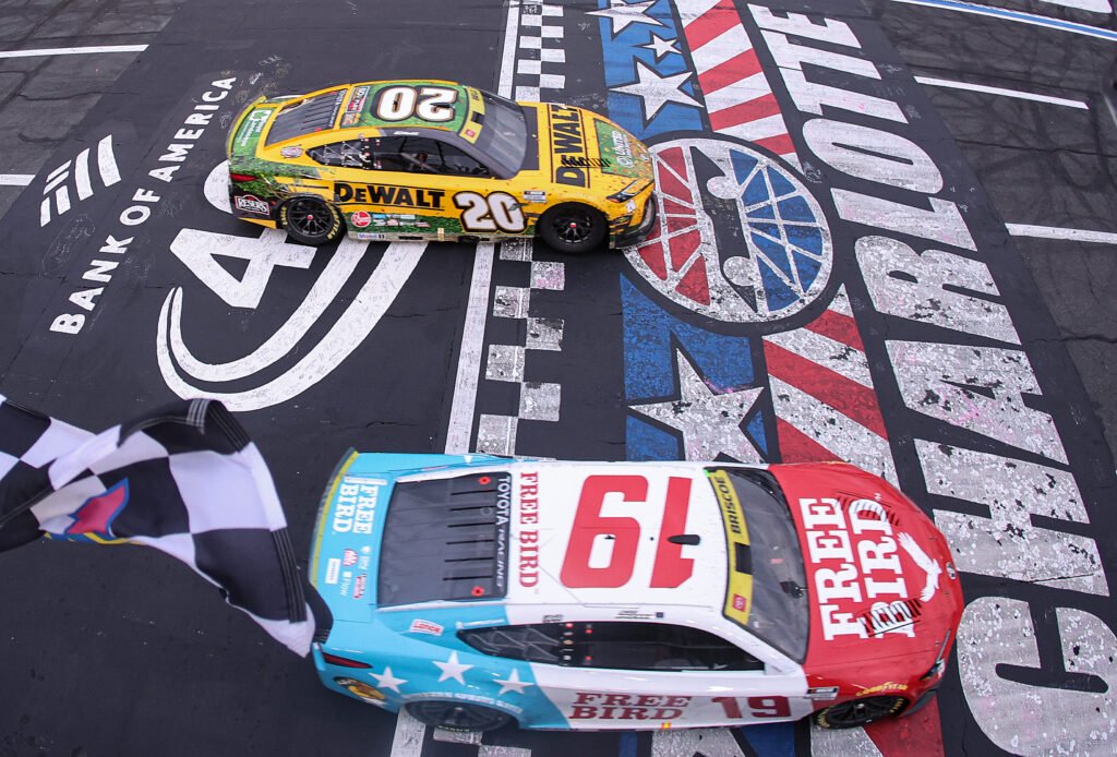 Briscoe cruza la línea de meta por delante de Bell