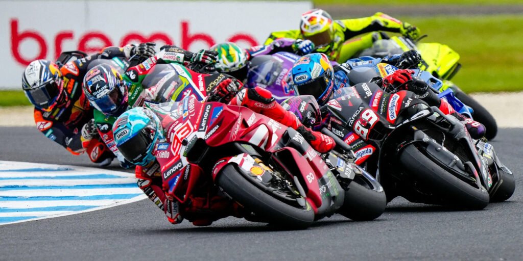 La largada de la Sprint de MotoGP con Marquez adelante seguido por Martín y el resto del pelotón