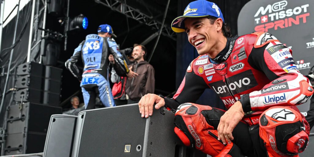 Marc Marquez celebra luego de su victoria en el MotoGP