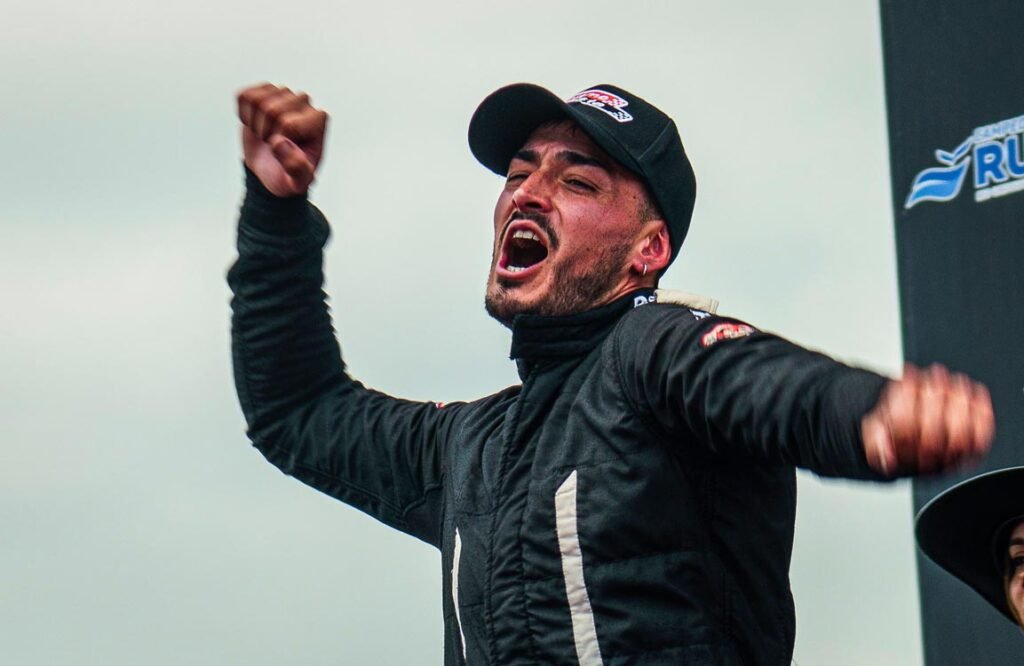Turismo Pista en Concepción: Cortina y Spinella triunfaron en las Clase 1 y 2 3 Cortina celebra en el podio de la Clase 1 del Turismo Pista en Concepción del Uruguay